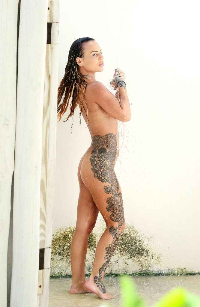 Chantelle Connelly nue sous la douche