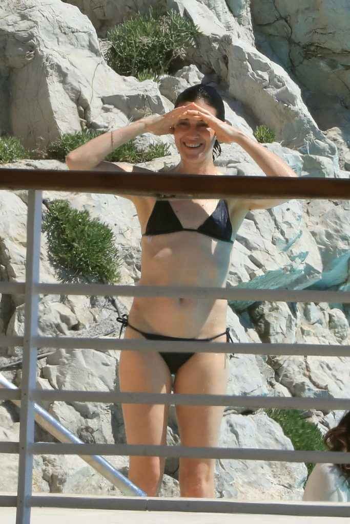 Charlotte Gainsbourg en bikini avec un téton à l'air