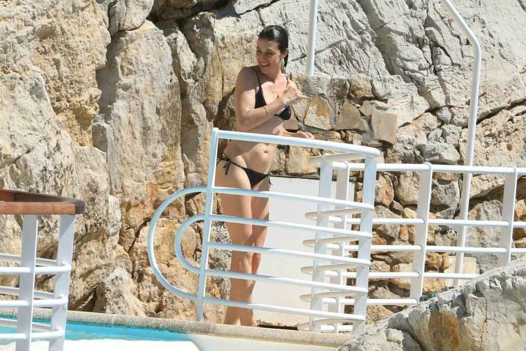 Charlotte Gainsbourg en bikini avec un téton à l'air