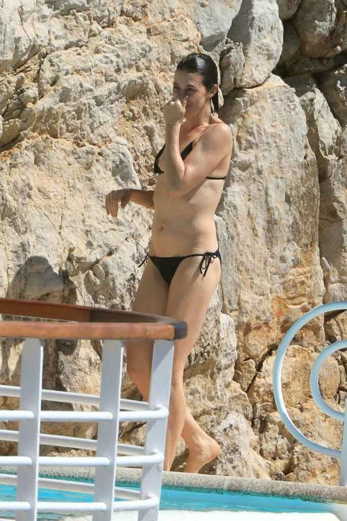 Charlotte Gainsbourg en bikini avec un téton à l'air