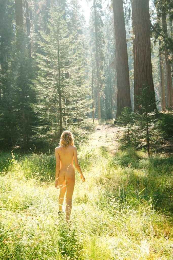 Cora Keegan nue au Parc National du Séquoia