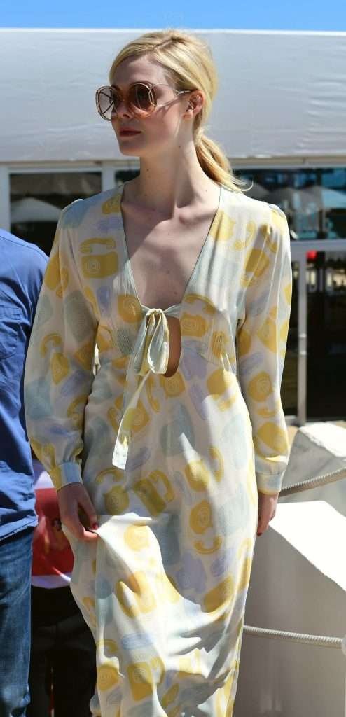 Elle Fanning sans soutien-gorge dans les rues de Cannes