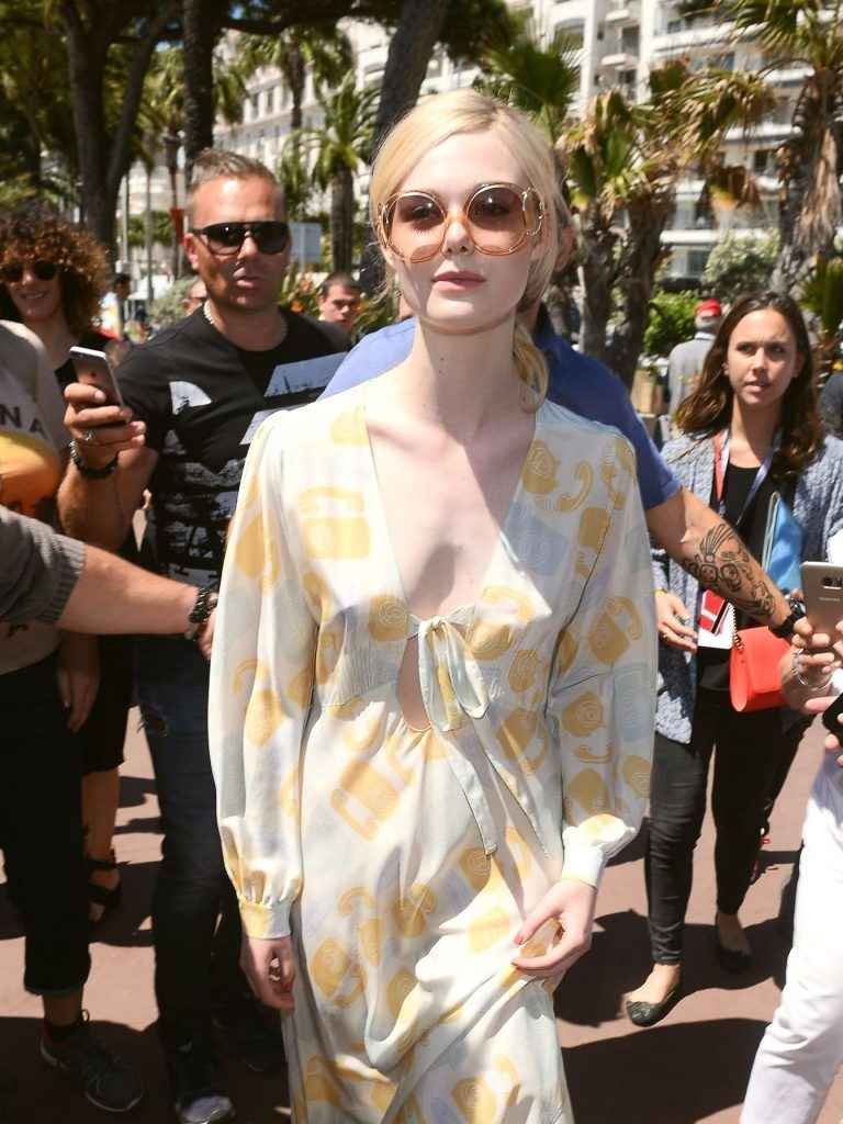 Elle Fanning sans soutien-gorge dans les rues de Cannes