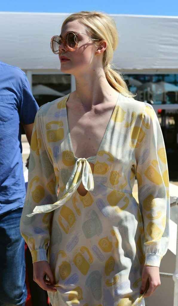 Elle Fanning sans soutien-gorge dans les rues de Cannes