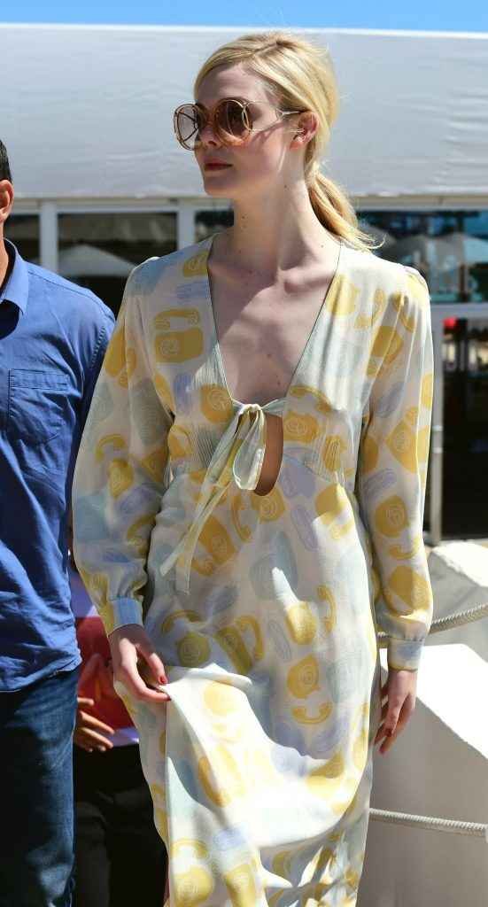 Elle Fanning sans soutien-gorge dans les rues de Cannes