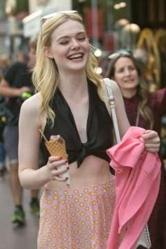 Elle Fanning en balade à Cannes