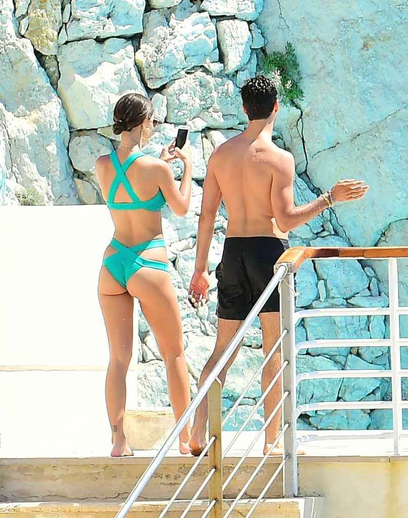 Emily Ratajkowski en bikini à Cannes