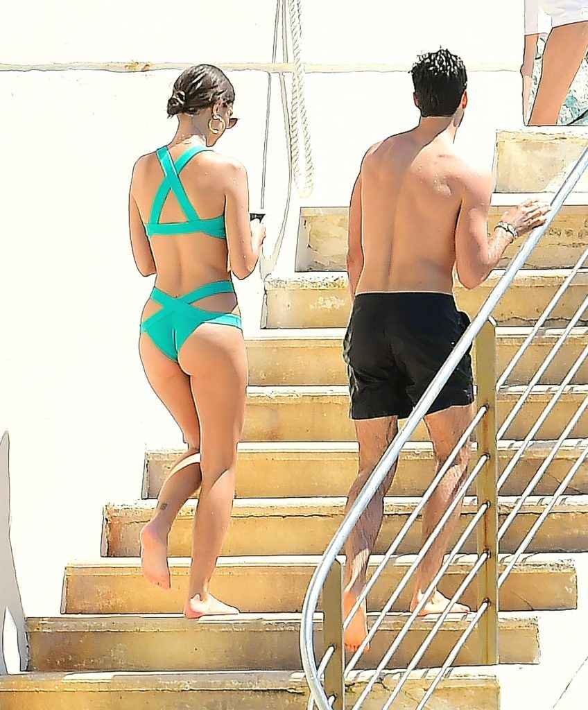 Emily Ratajkowski en bikini à Cannes