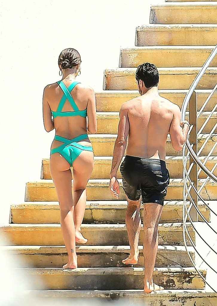 Emily Ratajkowski en bikini à Cannes