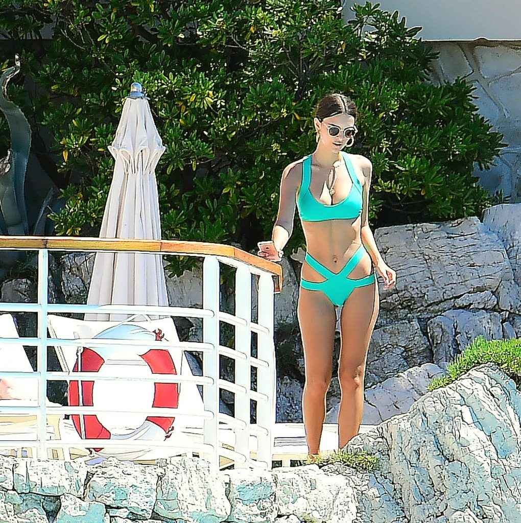 Emily Ratajkowski en bikini à Cannes