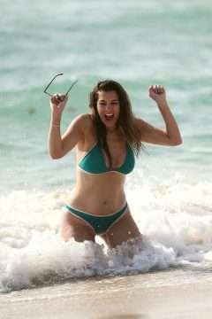 Imogen Thomas dans un bikini vert en Espagne