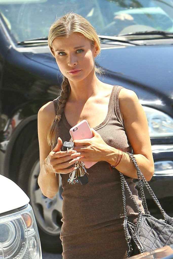 Joanna Krupa sans soutien-gorge à Studio City