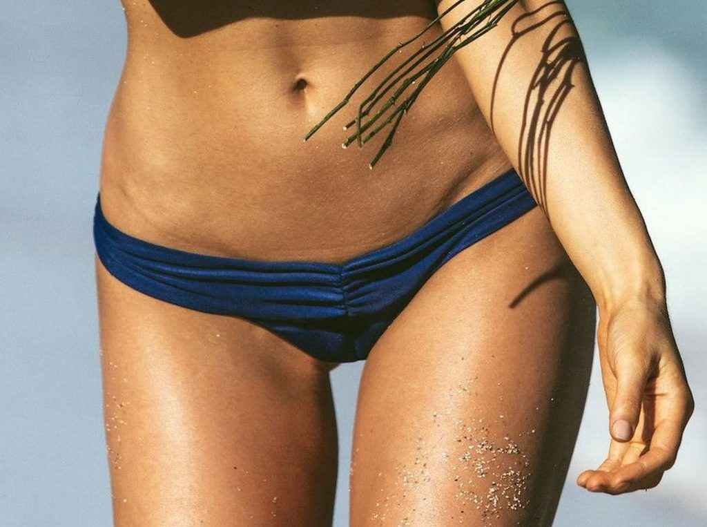 Joy Corrigan en bikini pour Luxe Cartel Brand
