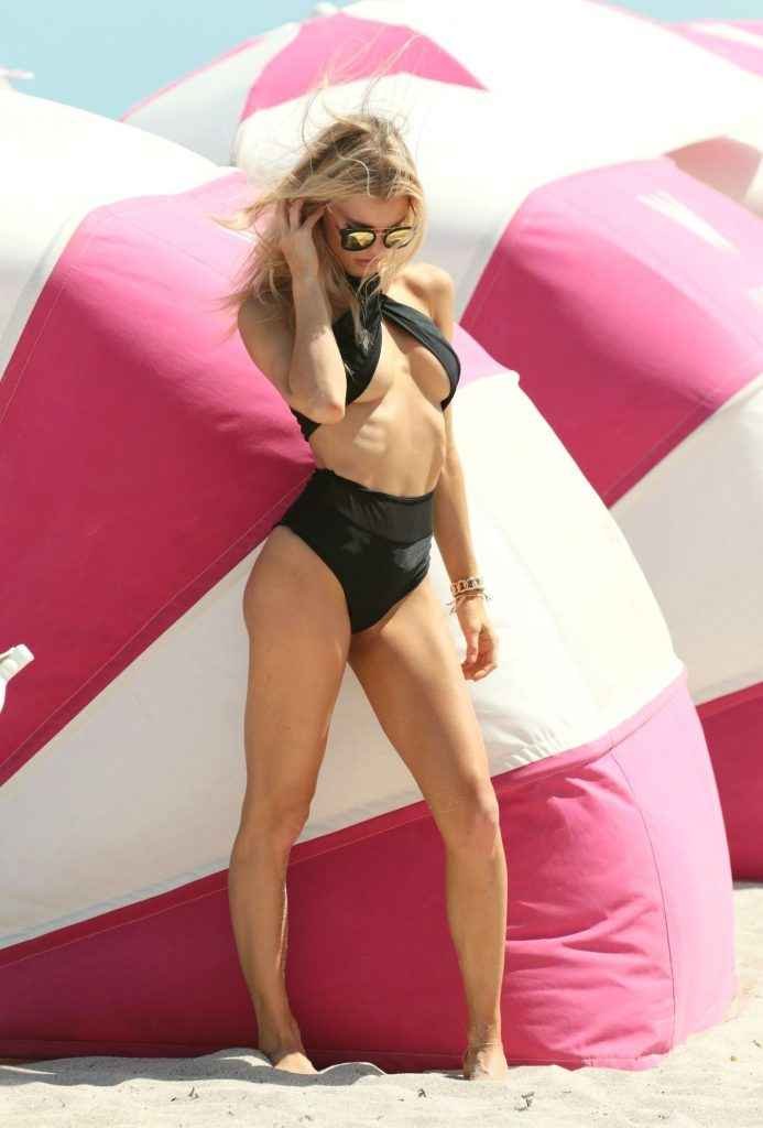 Joy Corrigan dans un bikini noir à Miami