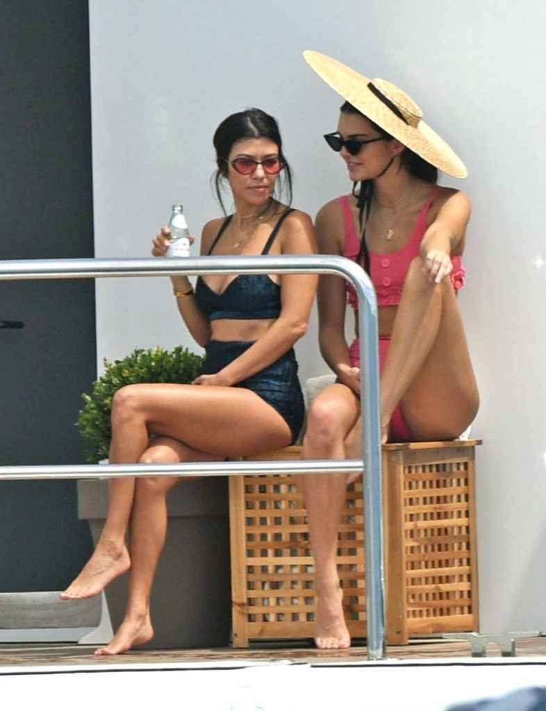 Kendall Jenner en bikini à Cannes