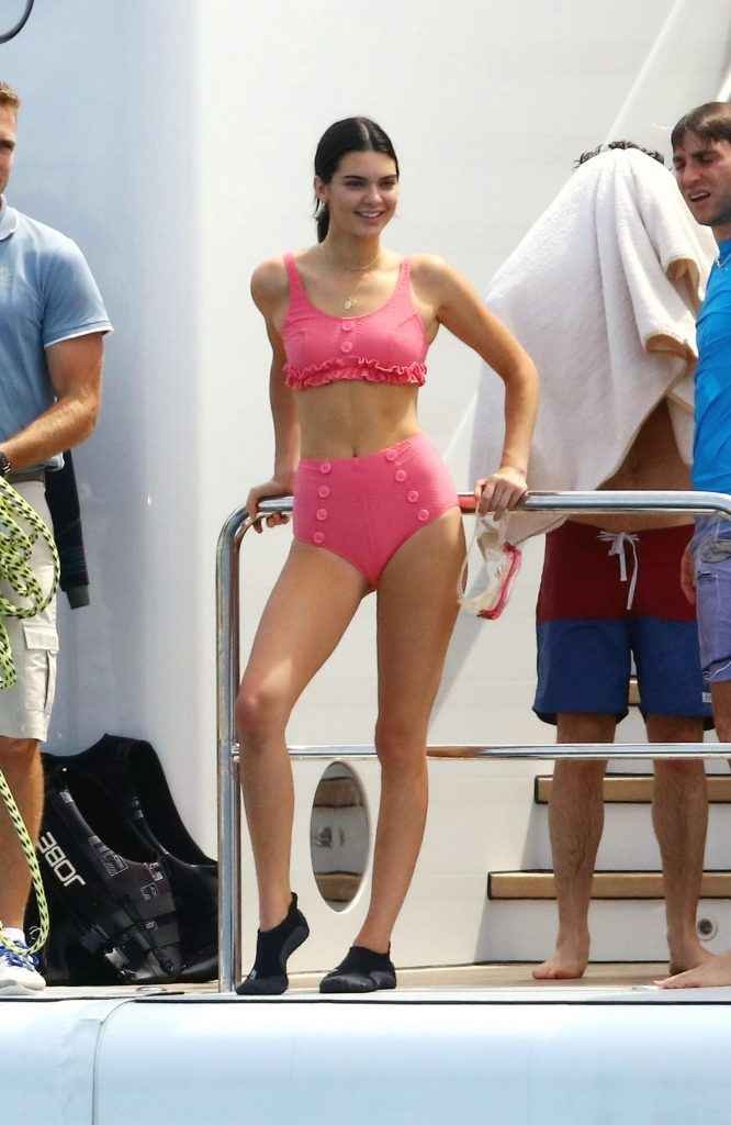 Kendall Jenner en bikini à Cannes