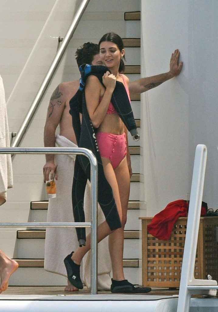 Kendall Jenner en bikini à Cannes