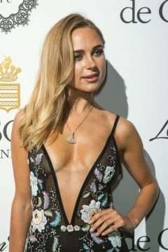 Kimberley Garner ouvre le décolleté à Cannes