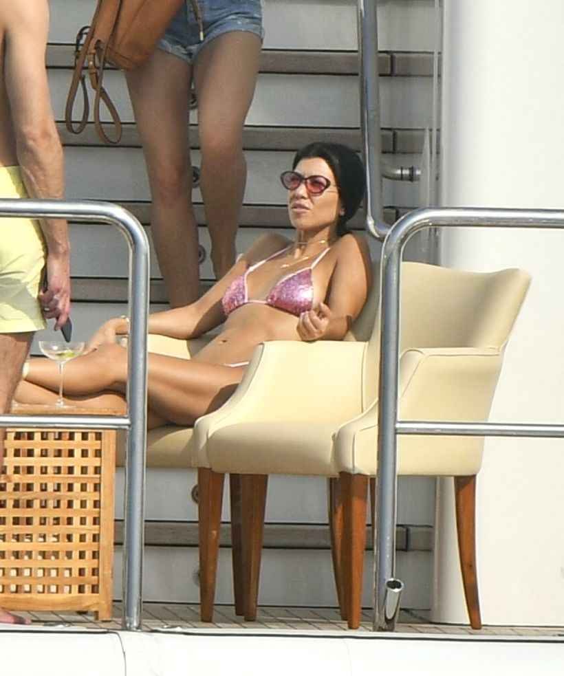 Kourtney Kardashian et Kendall Jenner en bikini à Antibes