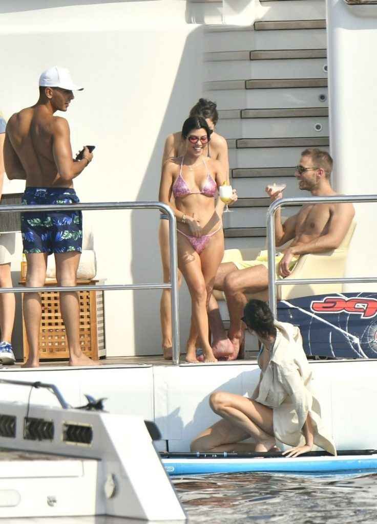 Kourtney Kardashian et Kendall Jenner en bikini à Antibes