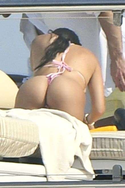 Kourtney Kardashian et Kendall Jenner en bikini à Antibes