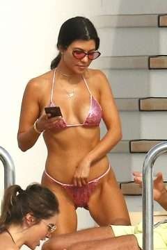 Kourtney Kardashian et Kendall Jenner en bikini à Antibes