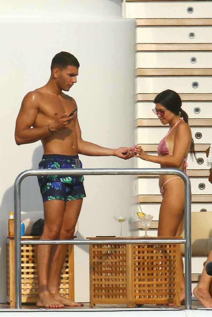 Kourtney Kardashian et Kendall Jenner en bikini à Antibes