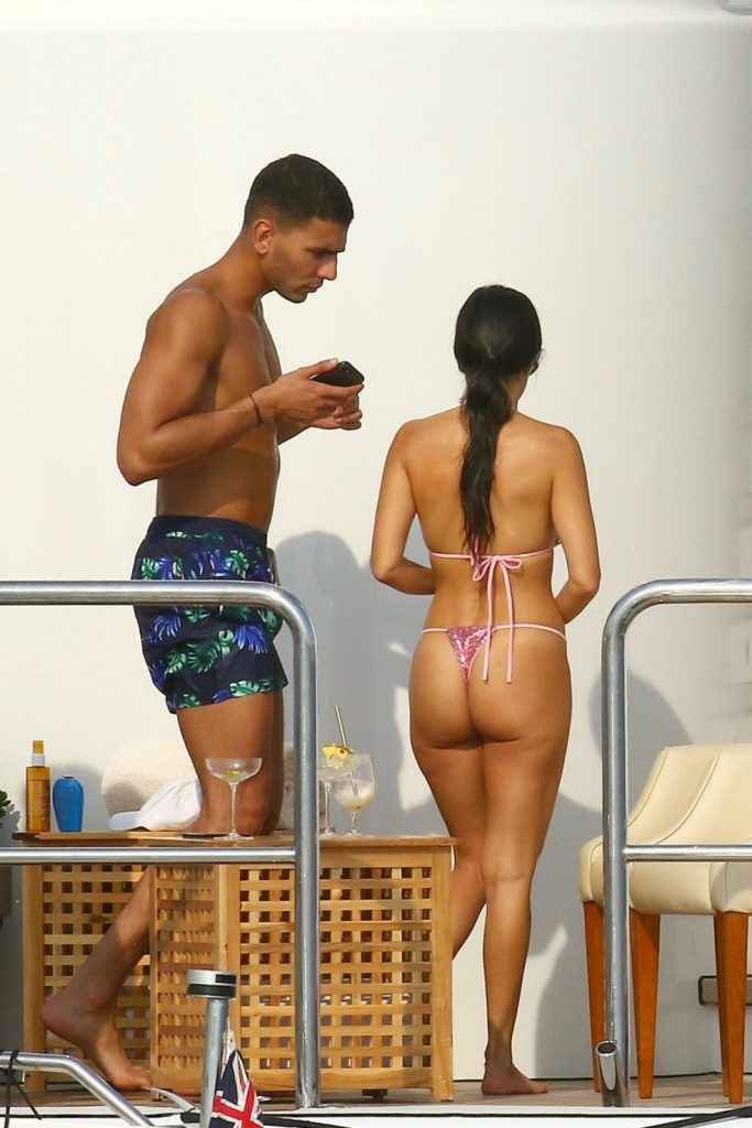 Kourtney Kardashian et Kendall Jenner en bikini à Antibes