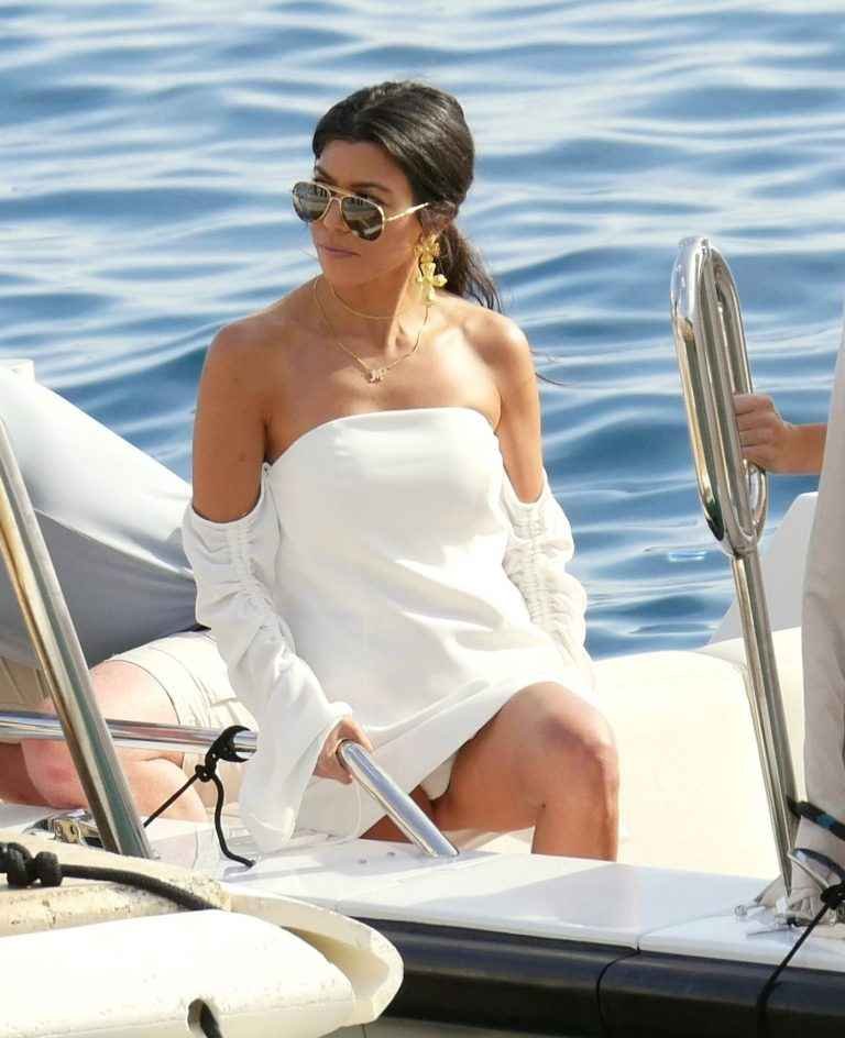 Sous la jupe de Kourtney Kardashian à Antibes