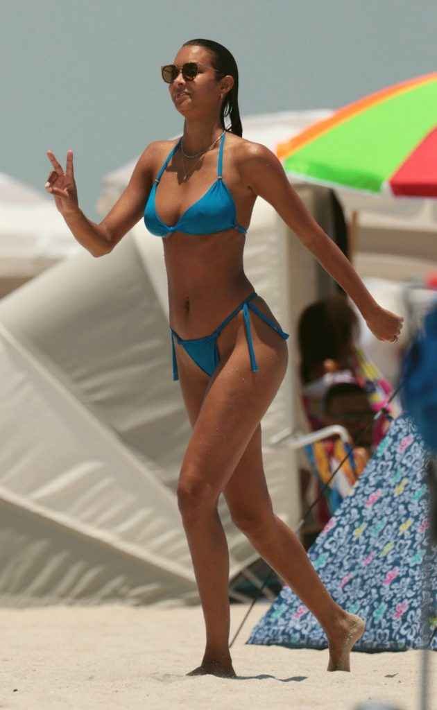 Lais Ribeiro dans un bikini bleu à Miami