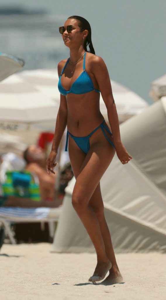 Lais Ribeiro dans un bikini bleu à Miami
