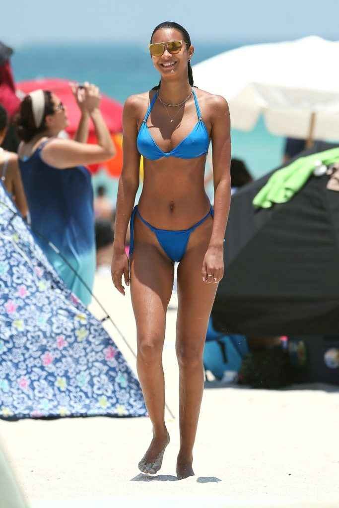 Lais Ribeiro dans un bikini bleu à Miami