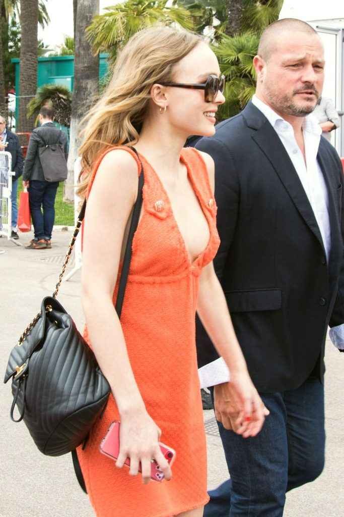 Lily Rose Depp en balade à Cannes
