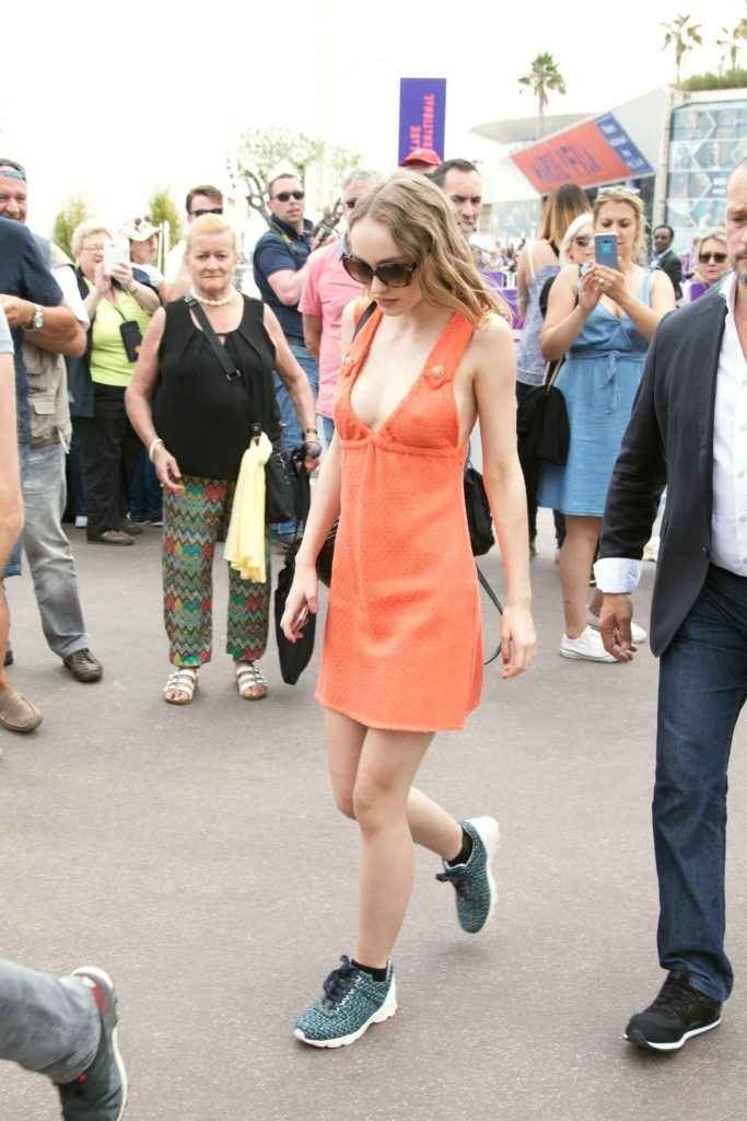 Lily Rose Depp en balade à Cannes