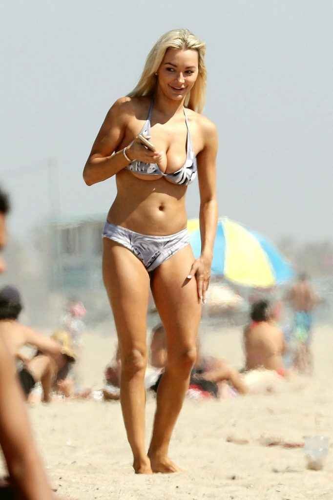 Lindsay Pelas en bikini à Venice Beach