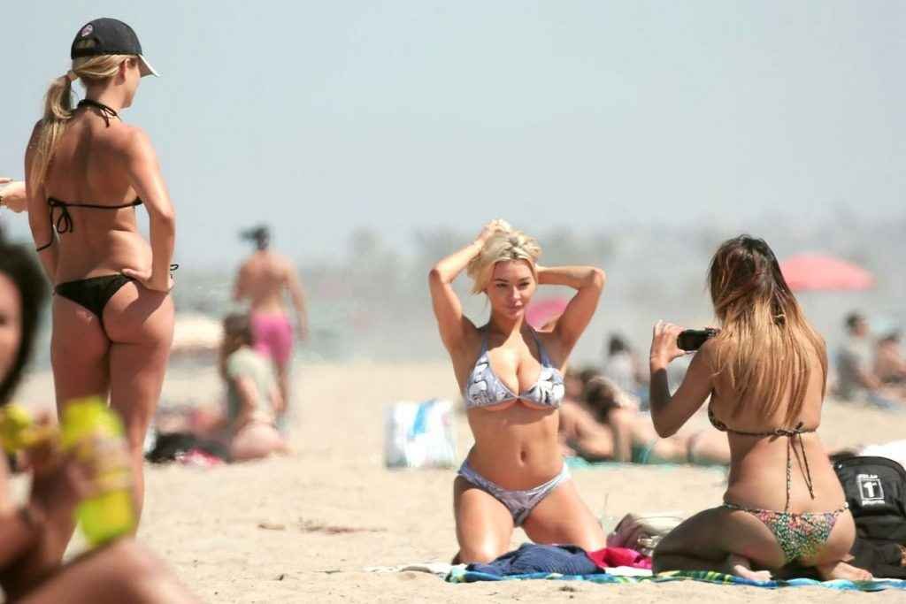 Lindsay Pelas en bikini à Venice Beach