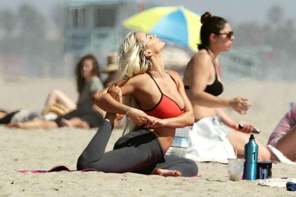 Lindsay Pelas en bikini à Venice Beach