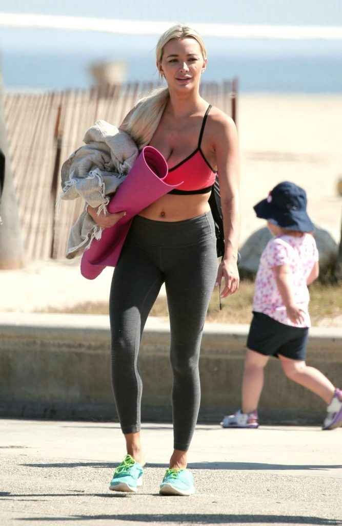 Lindsay Pelas en bikini à Venice Beach