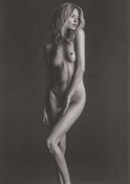 Martha Hunt nue