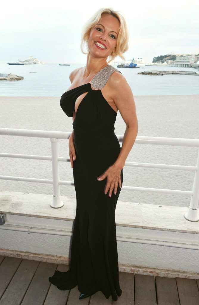 Pamela Anderson ouvre le décolleté à Monaco