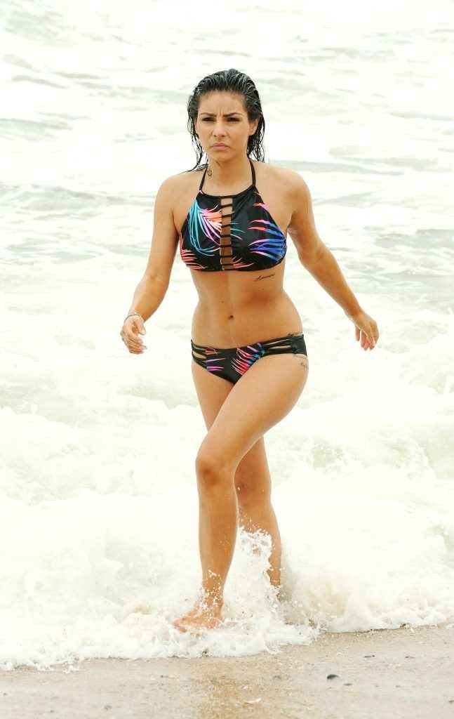 Roxanne Pallett en bikini au Portugal