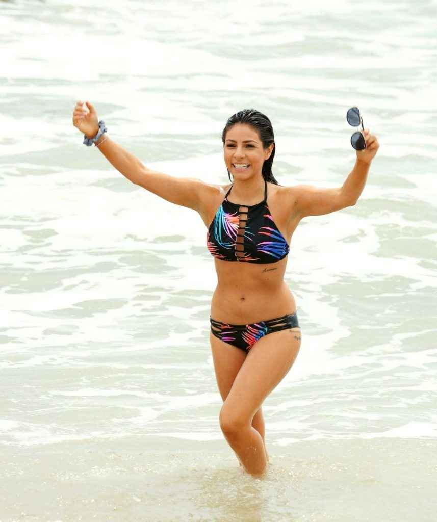 Roxanne Pallett en bikini au Portugal