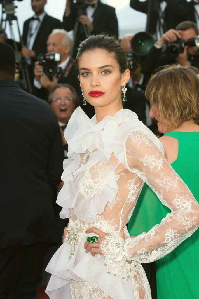 Sara Sampaio dans une robe transparente au 70eme Festival de Cannes