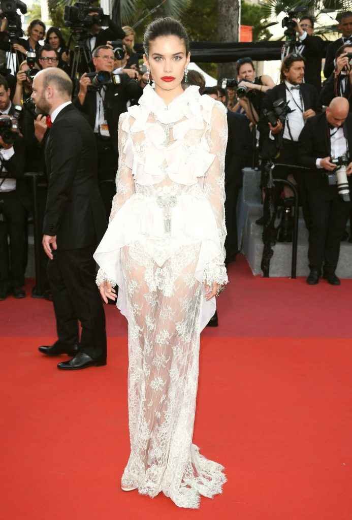 Sara Sampaio dans une robe transparente au 70eme Festival de Cannes