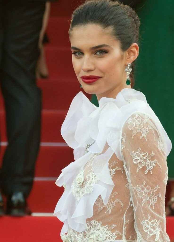 Sara Sampaio dans une robe transparente au 70eme Festival de Cannes