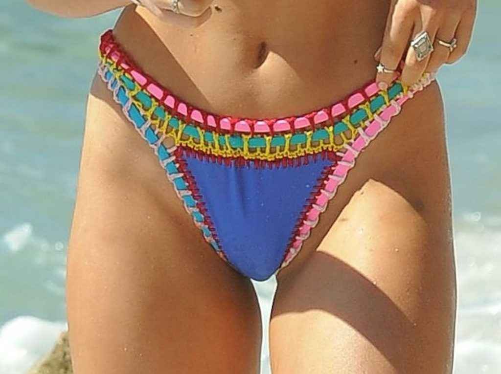 Tallia Storm en bikini à Ibiza