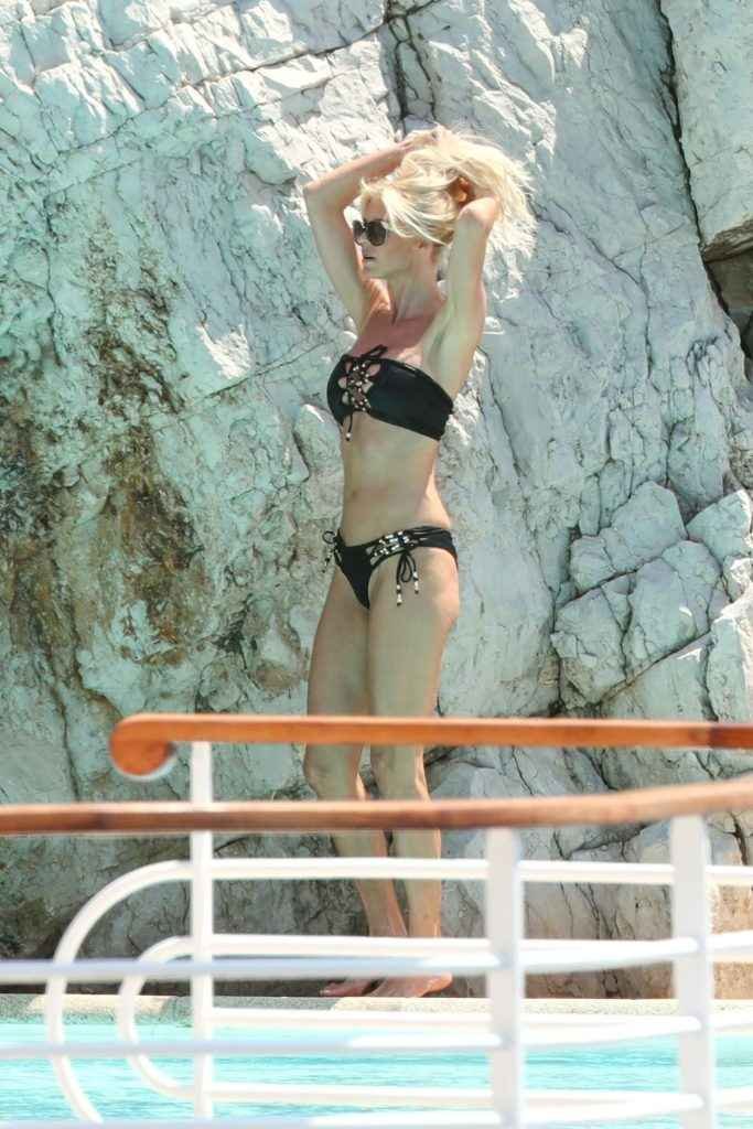 Victoria Silvstedt en bikini à Antibes