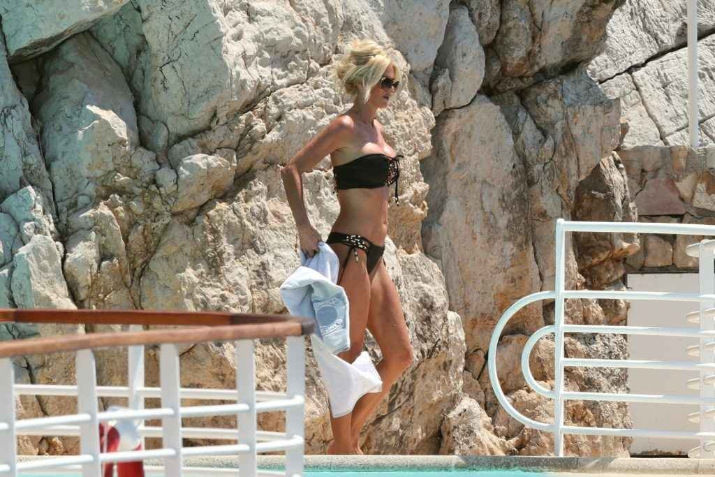 Victoria Silvstedt en bikini à Antibes