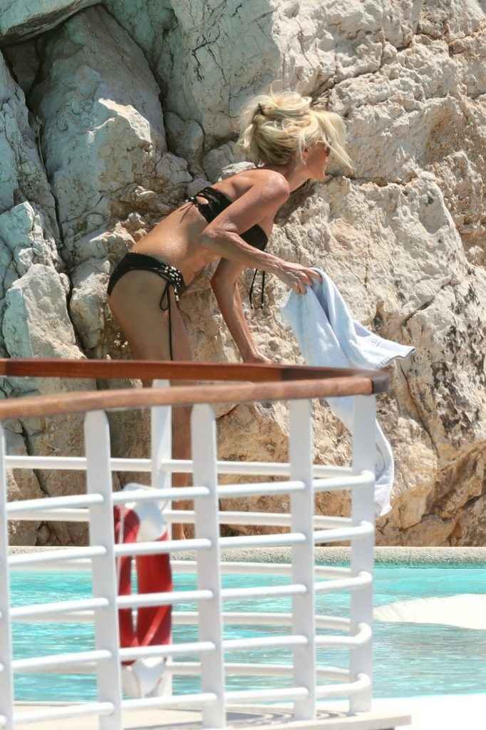 Victoria Silvstedt en bikini à Antibes