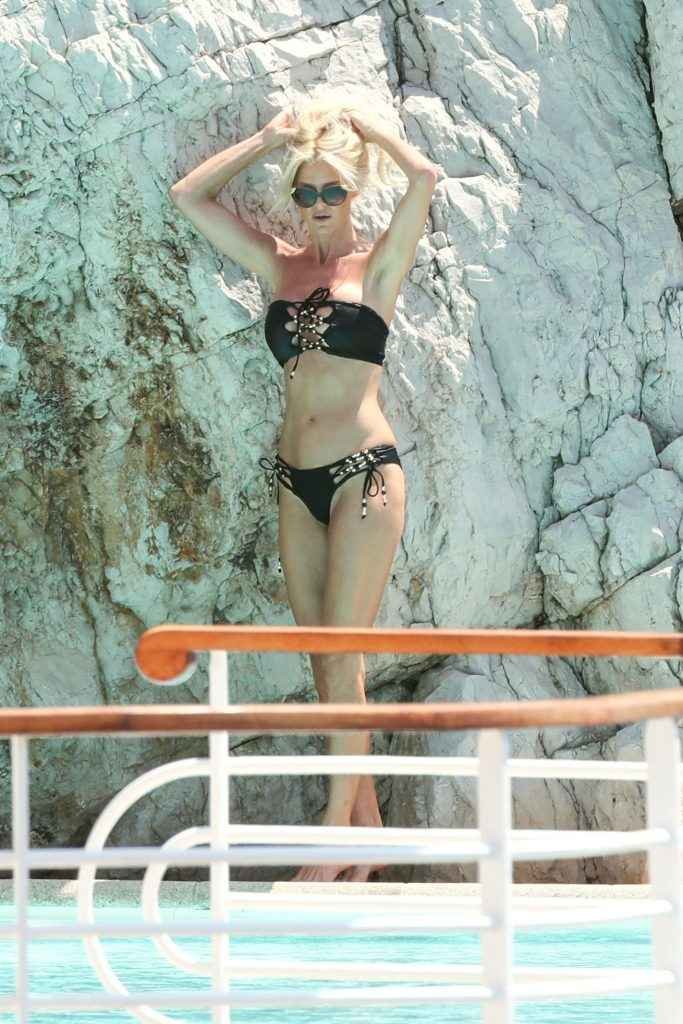 Victoria Silvstedt en bikini à Antibes